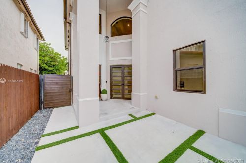 8941 178th St, Hialeah FL  33018-6554 exterior