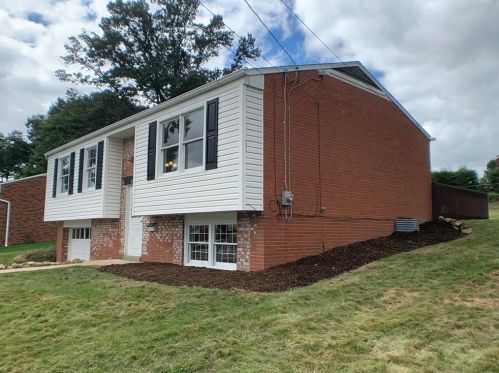 2535 Braddock Dr, New Kensington, PA 15068-3318