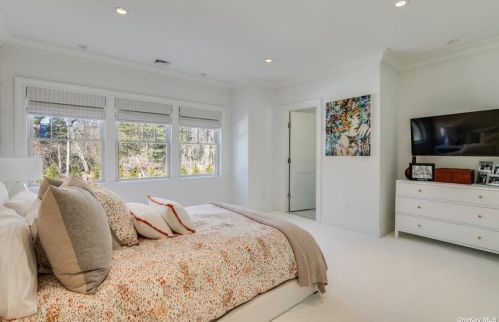 66 Wheatley Rd, Westbury NY  11568-1212 exterior