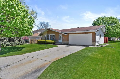 5128 Maplewood Dr, Greendale, WI 53129-1416