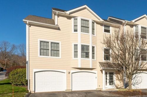 13 Parkwoods Dr, Norwich, CT 06360-7524