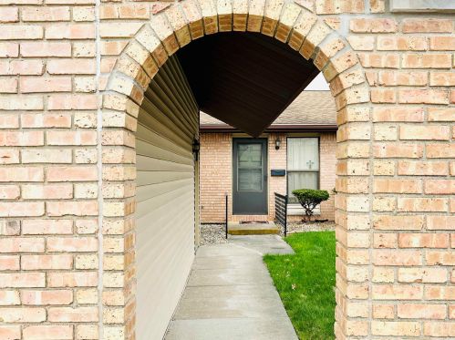 921 Berkley Cir, Mishawaka, IN 46544-4813