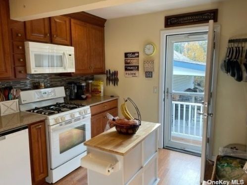 406 Old Farmingdale Rd, Babylon NY  11704-6424 exterior