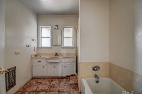 5949 Lewis Ave, Long Beach CA  90805-3528 exterior