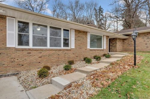 1218 Ironwood Dr, Mishawaka, IN 46544-4409