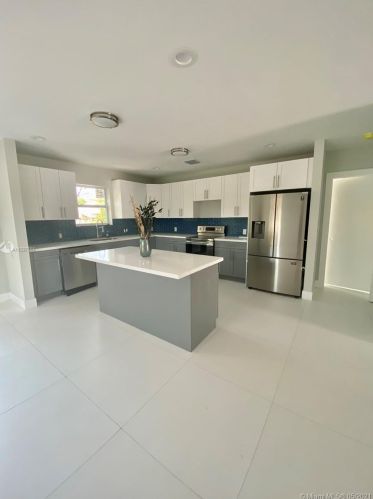 210 37th St, West Palm Beach, FL 33404-2216