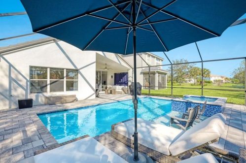 1671 Triangle Palm Ter, Naples, FL 34119-3395