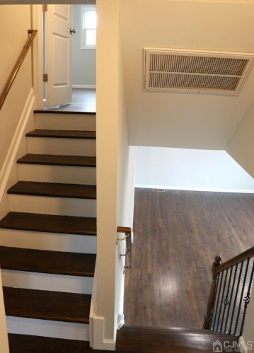 212 Freeman St, Woodbridge NJ  07095-3128 exterior