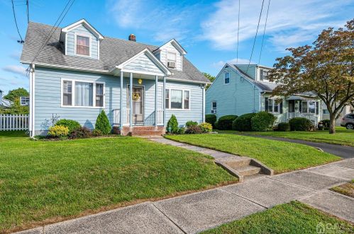 208 8th Ave, Manville, NJ 08835-1233