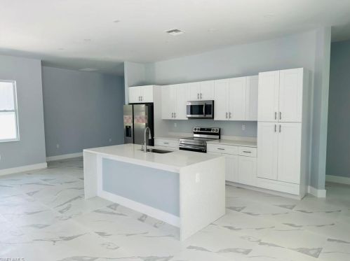 2792 20th Ave, Naples, FL 34120-4566