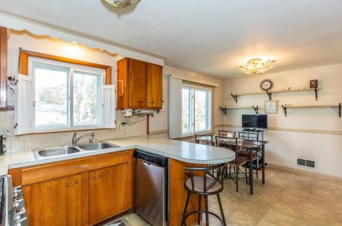 76 Wilbur Ave, Warwick, RI 02889-3838
