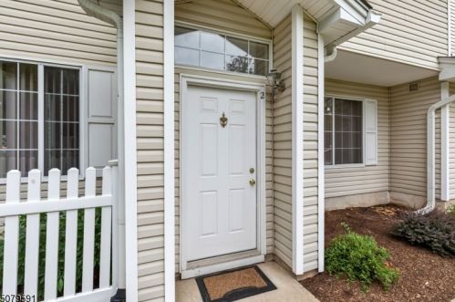 2 Sussex Ct, Bedminster, NJ 07921-1833
