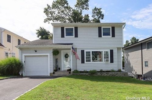 643 6th Ave, Elwood, NY 11731-2204