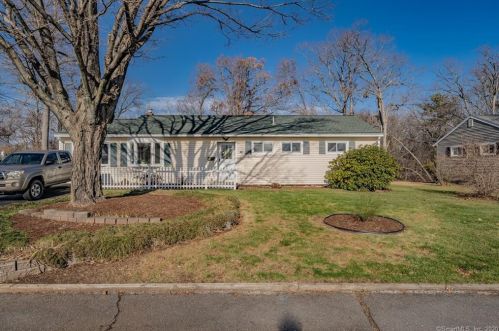 228 Green Manor Ter, Windsor Locks, CT 06096-2714