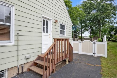 5 Lincoln St, North Haven CT  06473-1807 exterior