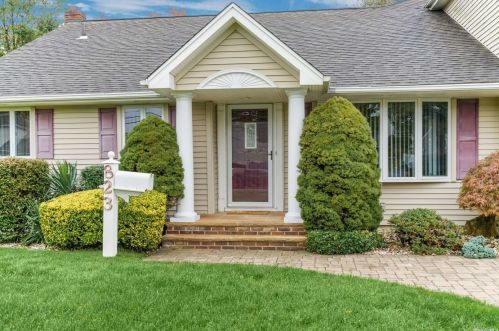 823 Pine Ave, West Islip, NY 11795-2720