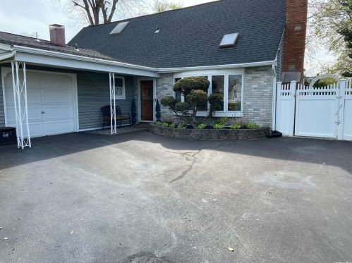 20 Normandy Dr, Holbrook, NY 11741-5813