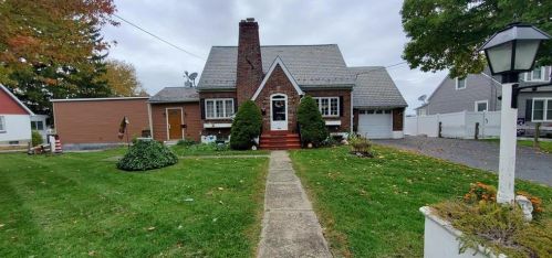 906 Race St, Catasauqua, PA 18032-1122