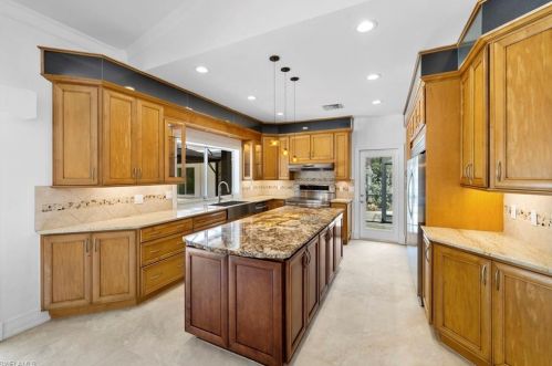 2291 Oakes Blvd, Naples FL  34119-1371 exterior