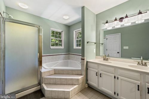 8819 Clinton Dr, Nokesville VA  20181-3205 exterior