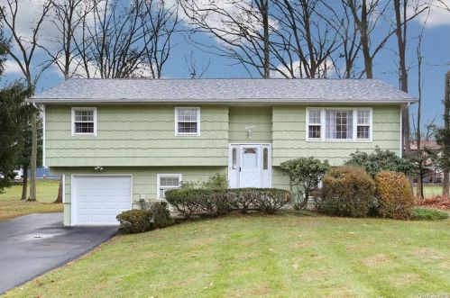 7 Lilburn Dr, Garnerville, NY 10923-1030