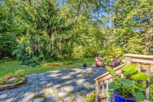 14 Oakledge Dr, Elwood NY  11731-3718 exterior