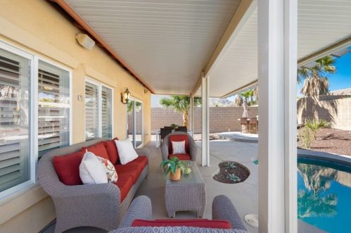828 Mira Grande, Palm Springs CA  92262-1209 exterior