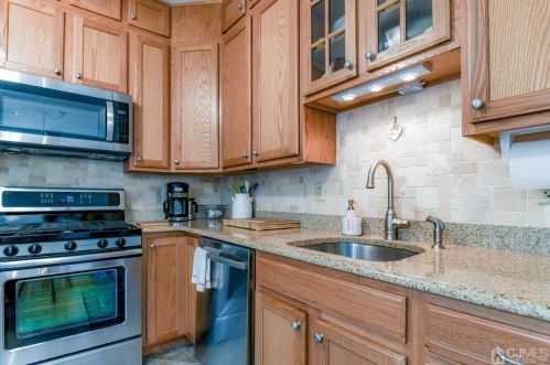 307 Regency Pl, Woodbridge NJ  07095-1032 exterior