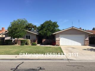 1121 Sierra Ave, Clovis CA  93612-1232 exterior