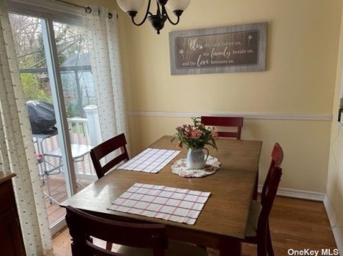 406 Old Farmingdale Rd, Babylon NY  11704-6424 exterior