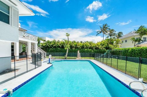 6260 Ocean Blvd, Boynton Beach FL  33435-5212 exterior