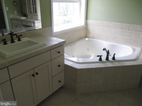 28 Berkshire Dr, Shrewsbury PA  17361-1130 exterior