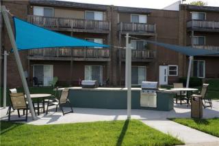 6565 Foxridge Dr, Shawnee Mission KS  66202-1370 exterior