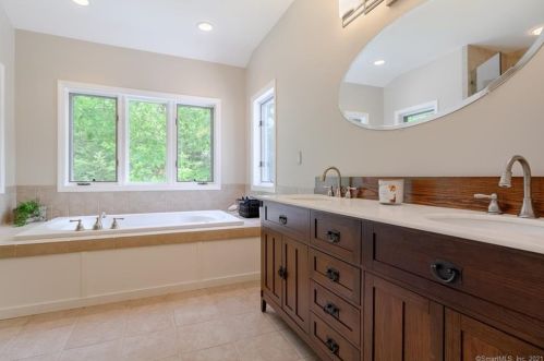 9 New Brg Rd, Brookfield Center CT  06804 exterior
