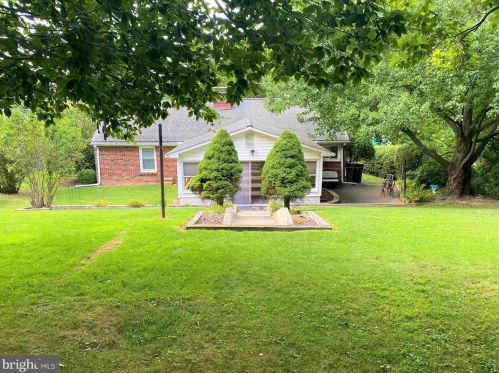 2122 Edgewood Ave, Easton PA  18045-2216 exterior