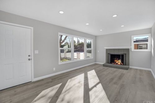 561 Royal Ave, Simi Valley CA  93065-4246 exterior