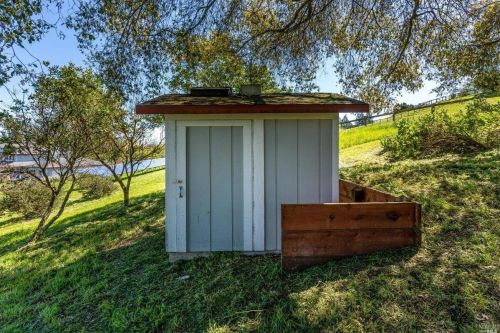 6301 Highland Pl, Sebastopol CA  95472-6100 exterior