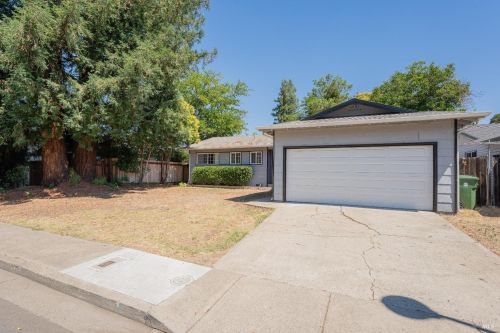 525 Oak Manor Dr, Ukiah CA  95482-5121 exterior