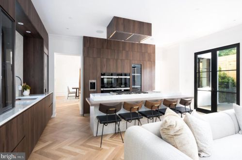 3302 Cleveland Ave, Washington DC 20008-3456 exterior