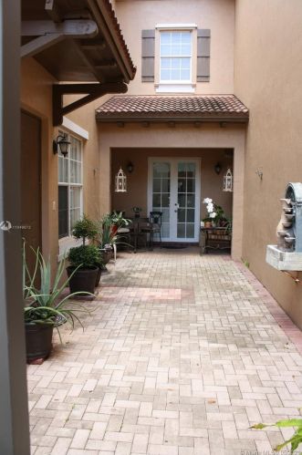 953 146th Ter, Hollywood, FL 33027-6137