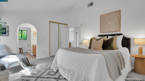 2101 Henry Ave, Pinole CA  94564-1771 exterior