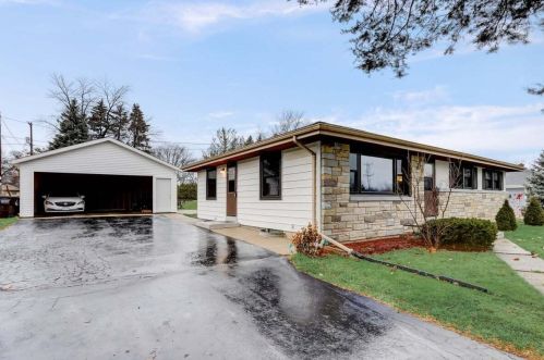 4647 35th St, Milwaukee, WI 53221-2122