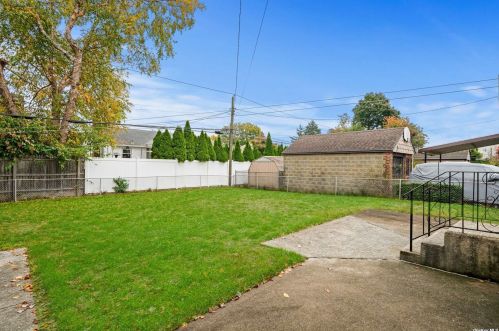 13 Berkshire Rd, Bethpage NY  11714-1025 exterior