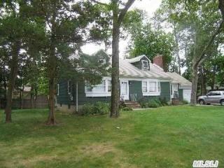 117 Connetquot Dr, Oakdale, NY 11769-1902