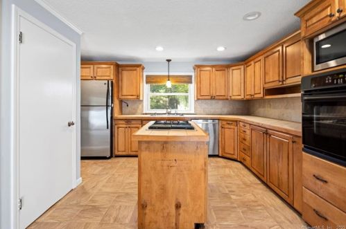 25 Oak Ln, Bloomfield, CT 06002-3051