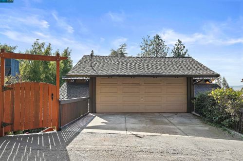 3109 Burdeck Dr, Oakland, CA 94602-2621
