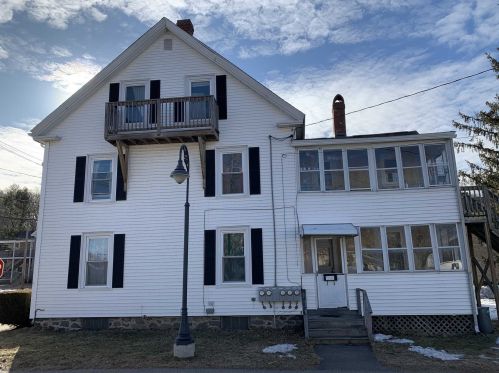 22 Elm St, Newmarket, NH 03857-1509