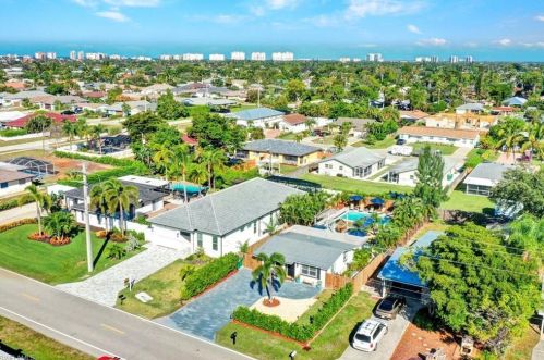 821 91 Ave, Naples FL 34108-2426 exterior