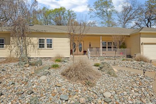 2265 Oakcrest Dr, Lakeport, CA 95453-3040