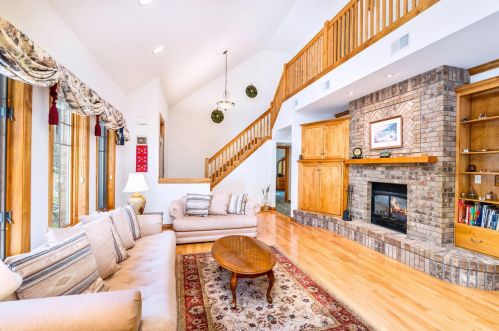 4351 Grouse Ridge Dr, Duluth, MN 55811-1333